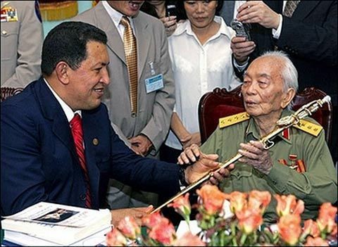 Tổng thống Venezuela Hugo Chavez thăm Đại tướng Võ Nguyên Giáp